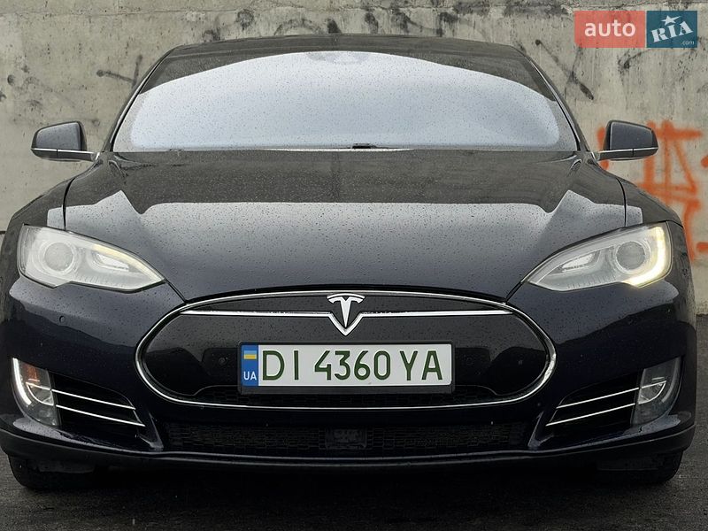 Лифтбек Tesla Model S 2015 в Львове