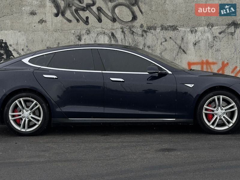 Лифтбек Tesla Model S 2015 в Львове