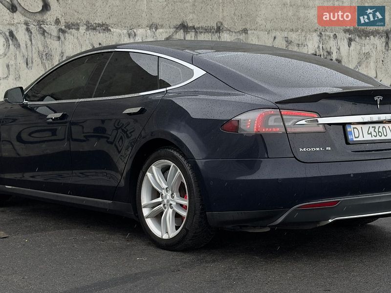 Лифтбек Tesla Model S 2015 в Львове
