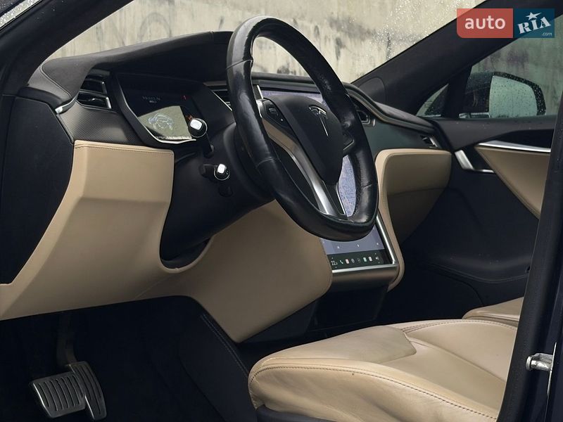 Лифтбек Tesla Model S 2015 в Львове