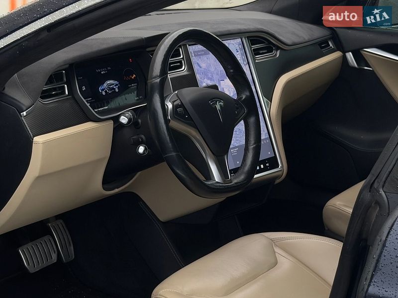 Ліфтбек Tesla Model S 2015 в Львові