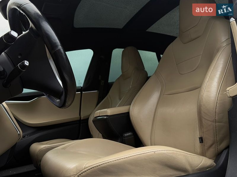Ліфтбек Tesla Model S 2015 в Львові
