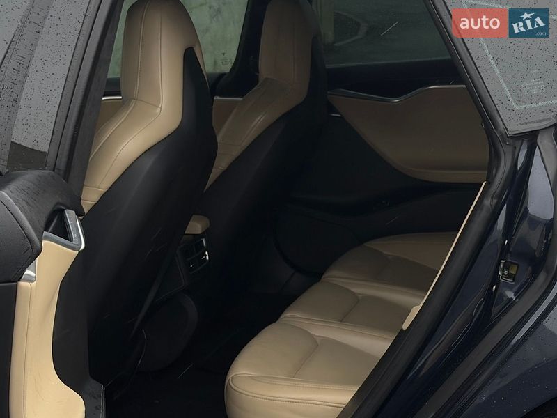 Ліфтбек Tesla Model S 2015 в Львові