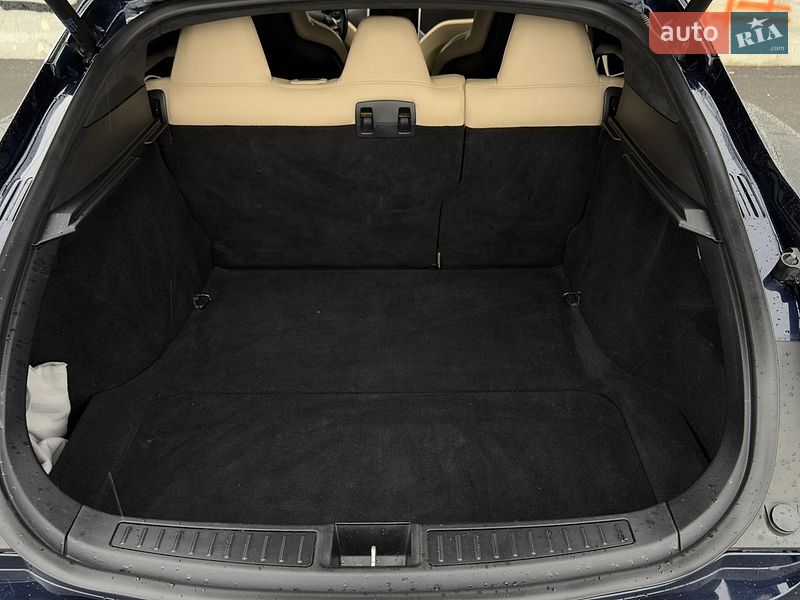 Ліфтбек Tesla Model S 2015 в Львові