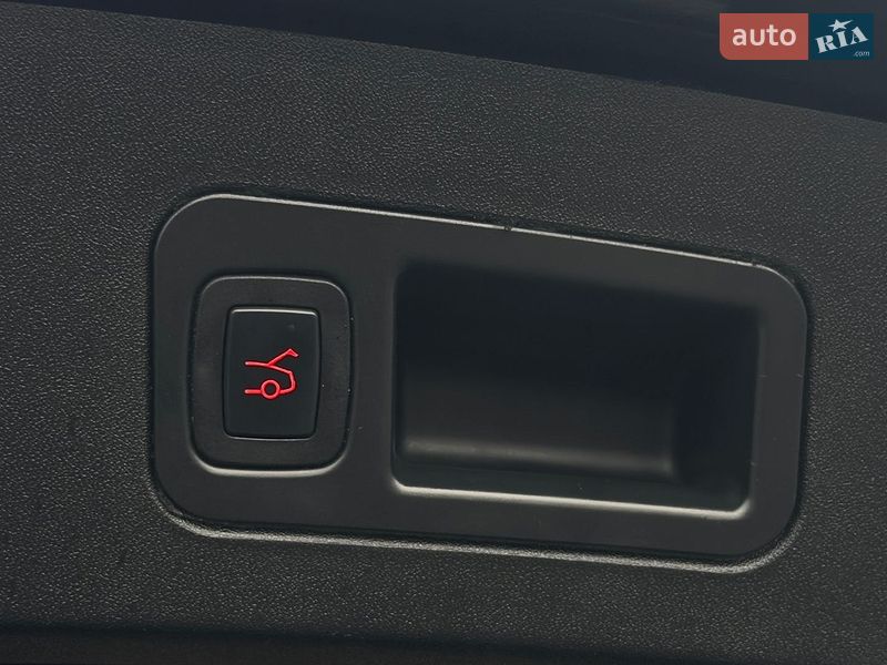 Ліфтбек Tesla Model S 2015 в Львові