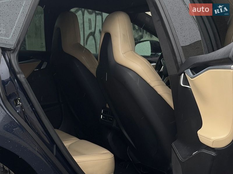 Ліфтбек Tesla Model S 2015 в Львові