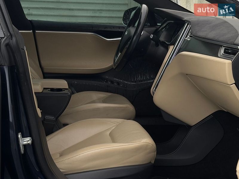 Ліфтбек Tesla Model S 2015 в Львові
