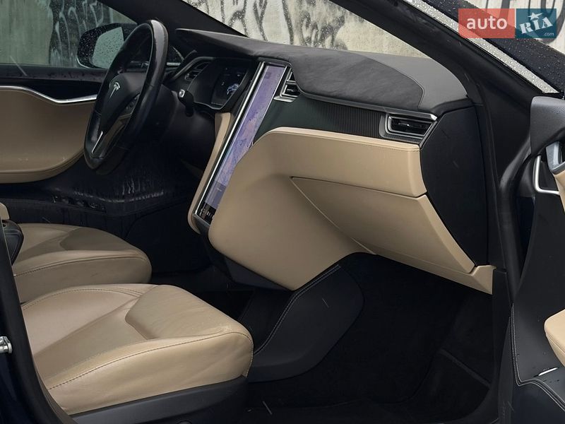 Ліфтбек Tesla Model S 2015 в Львові