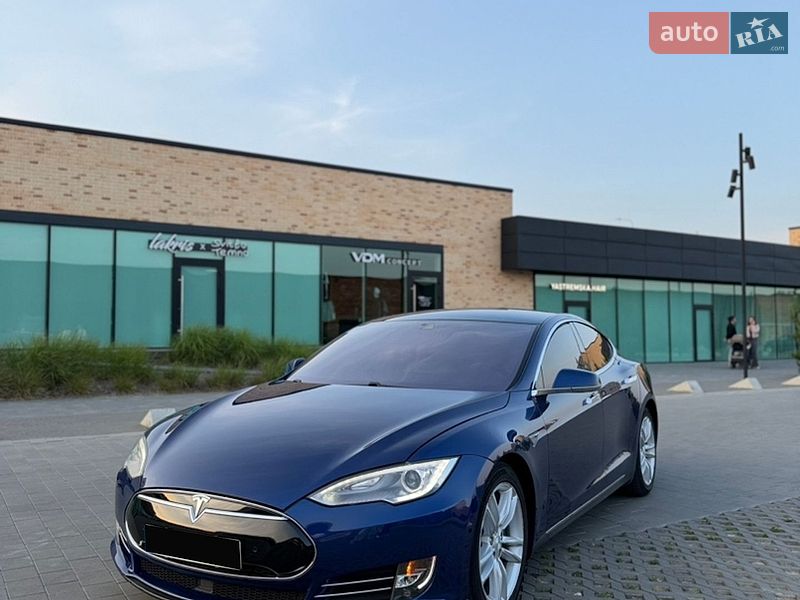 Tesla Model S 2015