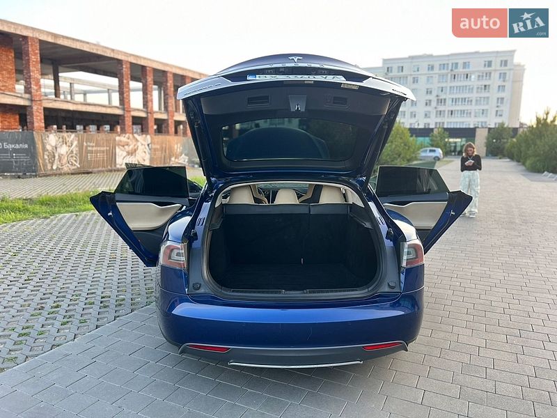Лифтбек Tesla Model S 2015 в Хмельницком