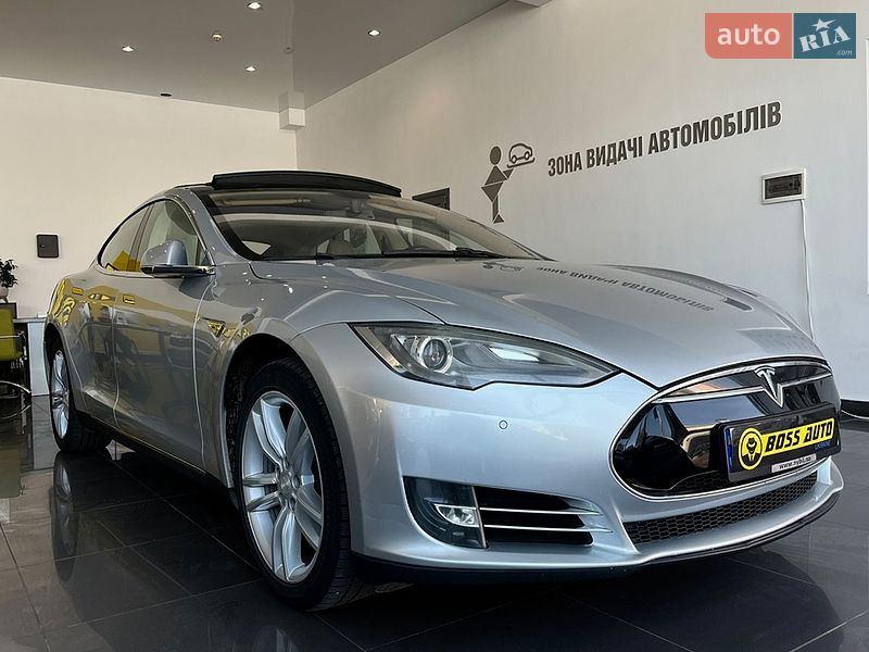 Ліфтбек Tesla Model S 2013 в Львові