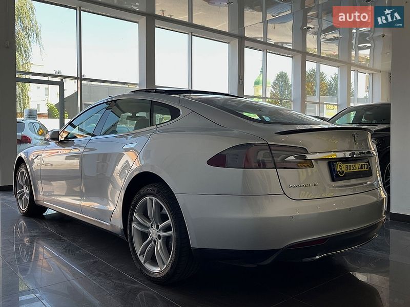 Ліфтбек Tesla Model S 2013 в Львові
