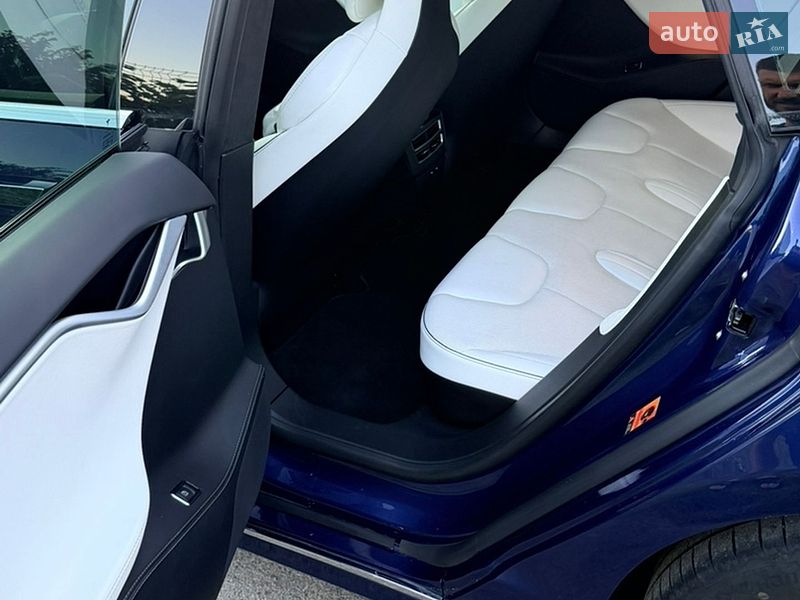 Лифтбек Tesla Model S 2017 в Киеве