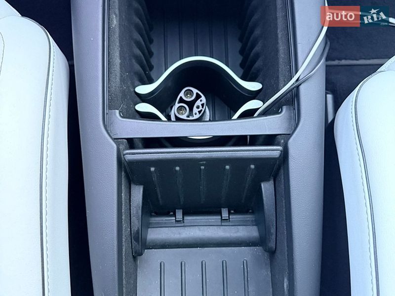 Лифтбек Tesla Model S 2017 в Киеве