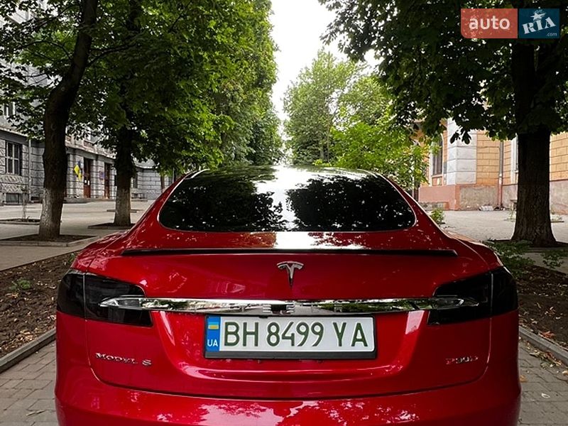 Ліфтбек Tesla Model S 2016 в Одесі