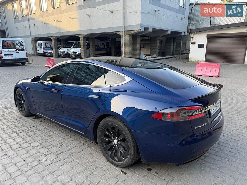 Лифтбек Tesla Model S 2017 в Черновцах