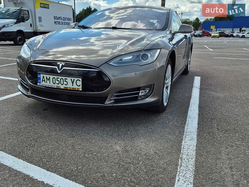Ліфтбек Tesla Model S 2015 в Житомирі