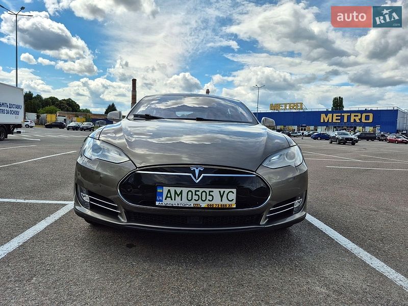 Ліфтбек Tesla Model S 2015 в Житомирі