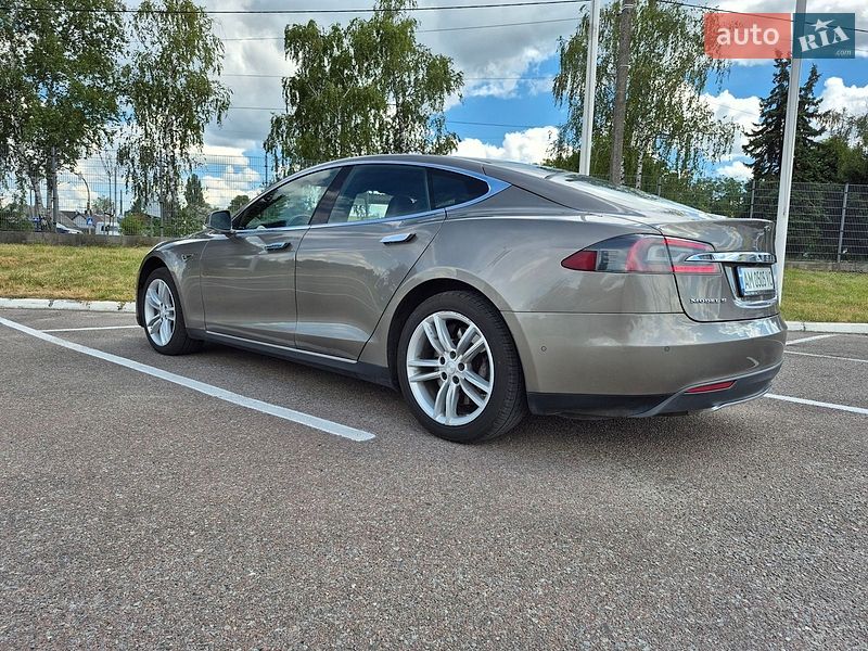 Ліфтбек Tesla Model S 2015 в Житомирі