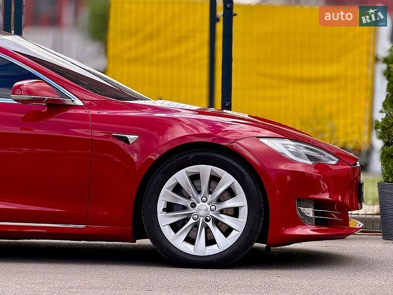Лифтбек Tesla Model S 2018 в Киеве