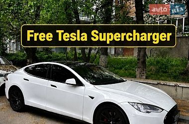 Ліфтбек Tesla Model S 2015 в Києві