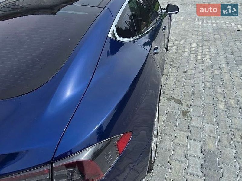 Лифтбек Tesla Model S 2016 в Вижнице