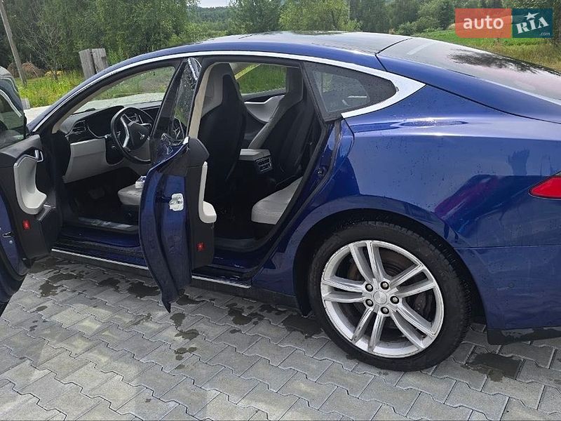 Лифтбек Tesla Model S 2016 в Вижнице