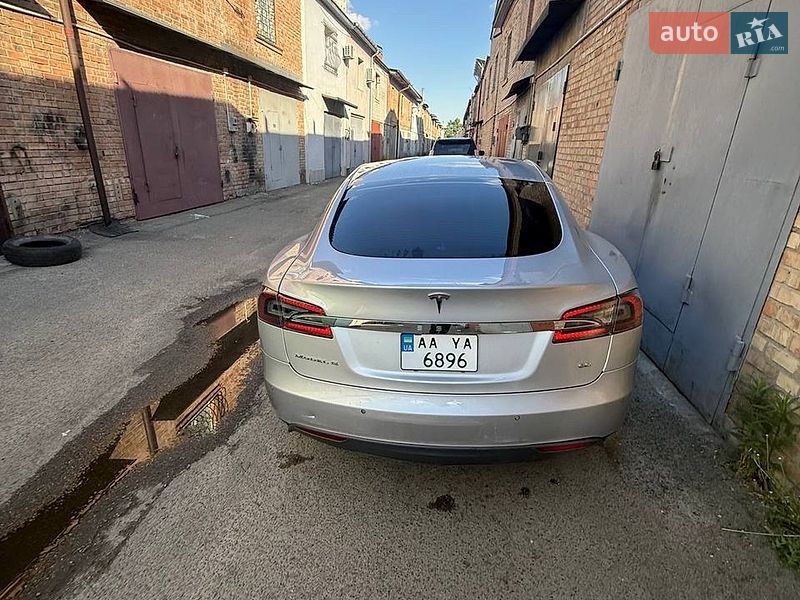 Ліфтбек Tesla Model S 2015 в Києві