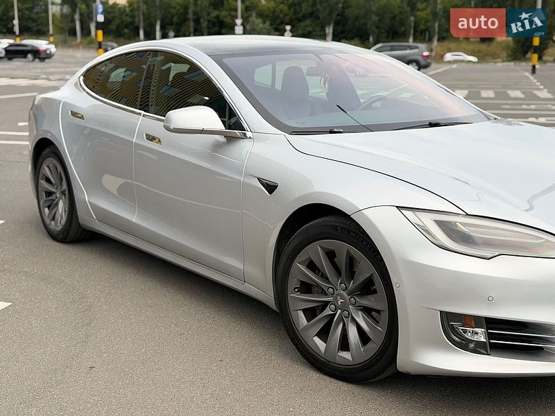 Лифтбек Tesla Model S 2017 в Киеве