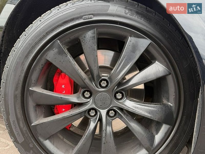 Ліфтбек Tesla Model S 2015 в Києві