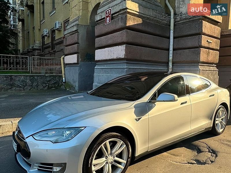 Лифтбек Tesla Model S 2013 в Киеве