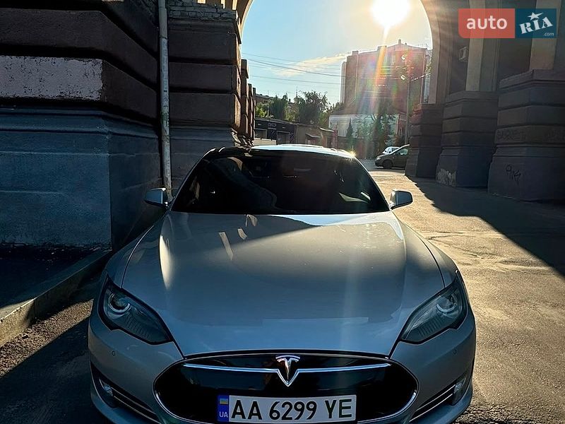 Лифтбек Tesla Model S 2013 в Киеве