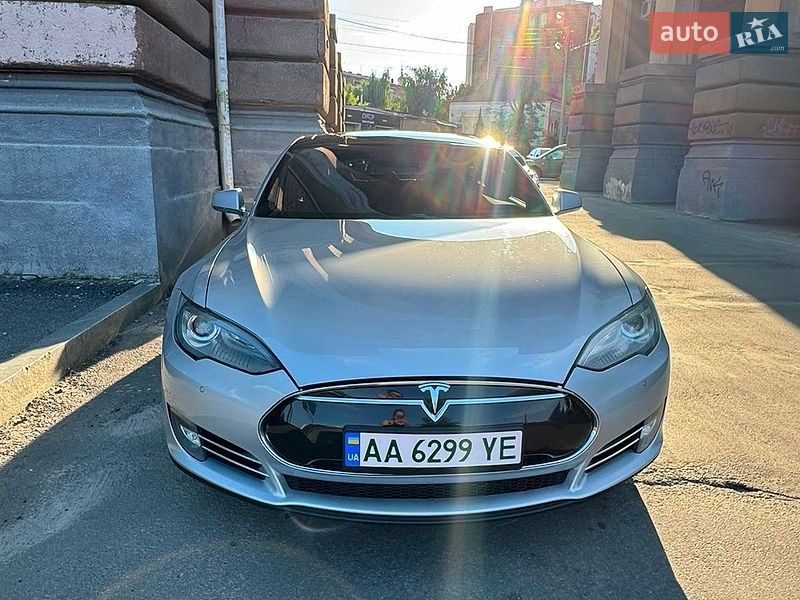 Лифтбек Tesla Model S 2013 в Киеве
