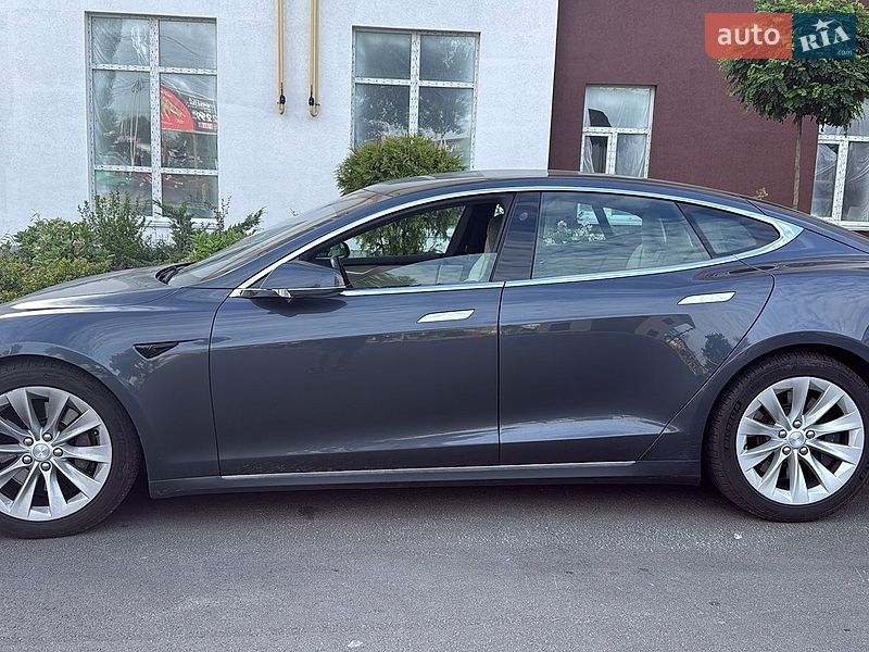 Лифтбек Tesla Model S 2017 в Киеве