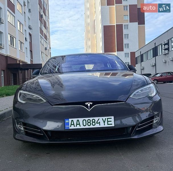 Лифтбек Tesla Model S 2017 в Киеве