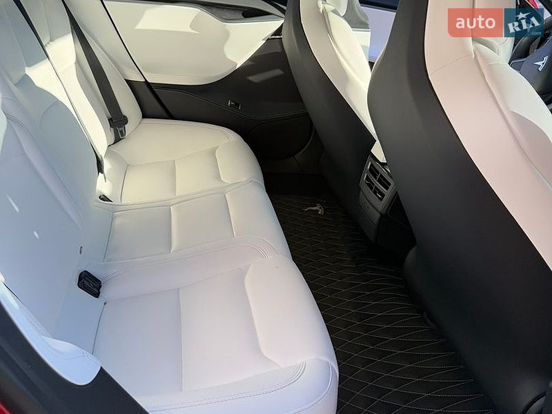Лифтбек Tesla Model S 2018 в Киеве