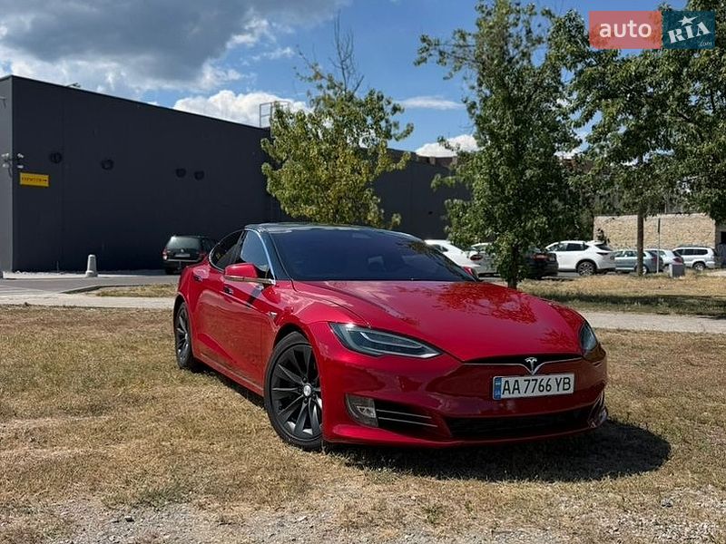 Лифтбек Tesla Model S 2018 в Киеве