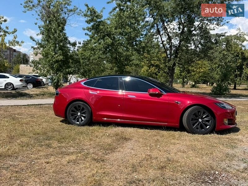 Лифтбек Tesla Model S 2018 в Киеве