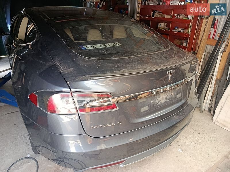 Ліфтбек Tesla Model S 2015 в Дніпрі