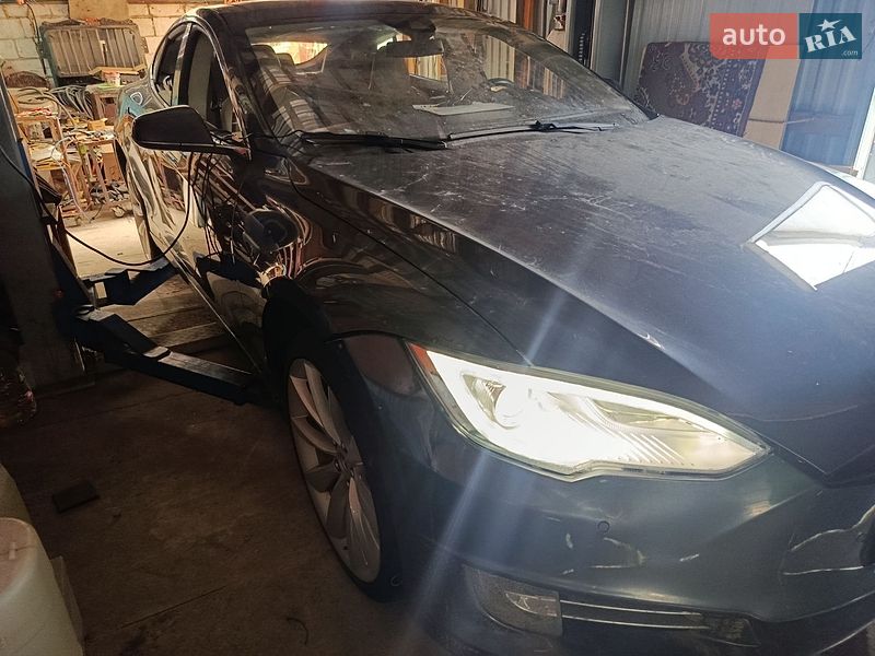 Ліфтбек Tesla Model S 2015 в Дніпрі