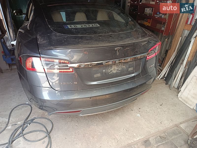 Ліфтбек Tesla Model S 2015 в Дніпрі