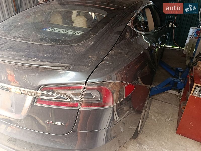 Ліфтбек Tesla Model S 2015 в Дніпрі