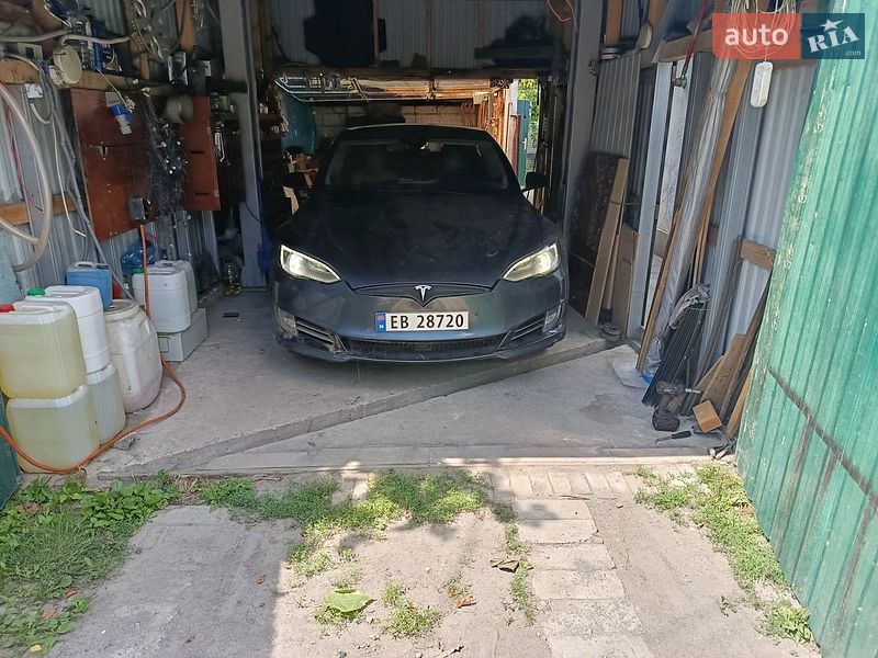 Ліфтбек Tesla Model S 2015 в Дніпрі