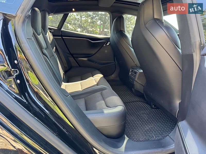 Лифтбек Tesla Model S 2018 в Львове