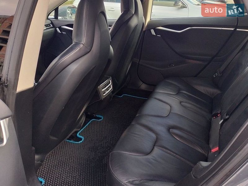 Лифтбек Tesla Model S 2013 в Львове
