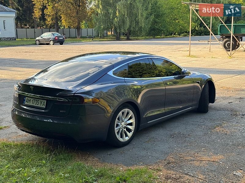 Лифтбек Tesla Model S 2017 в Звягеле