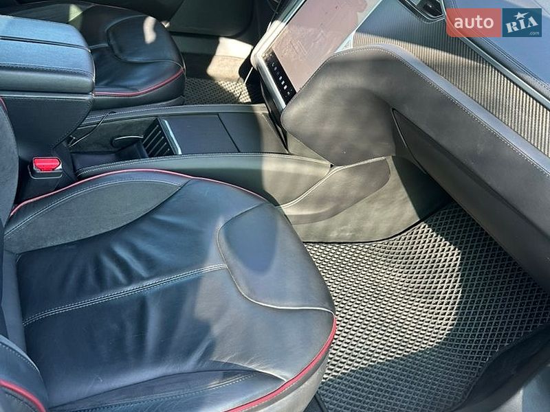 Ліфтбек Tesla Model S 2013 в Львові