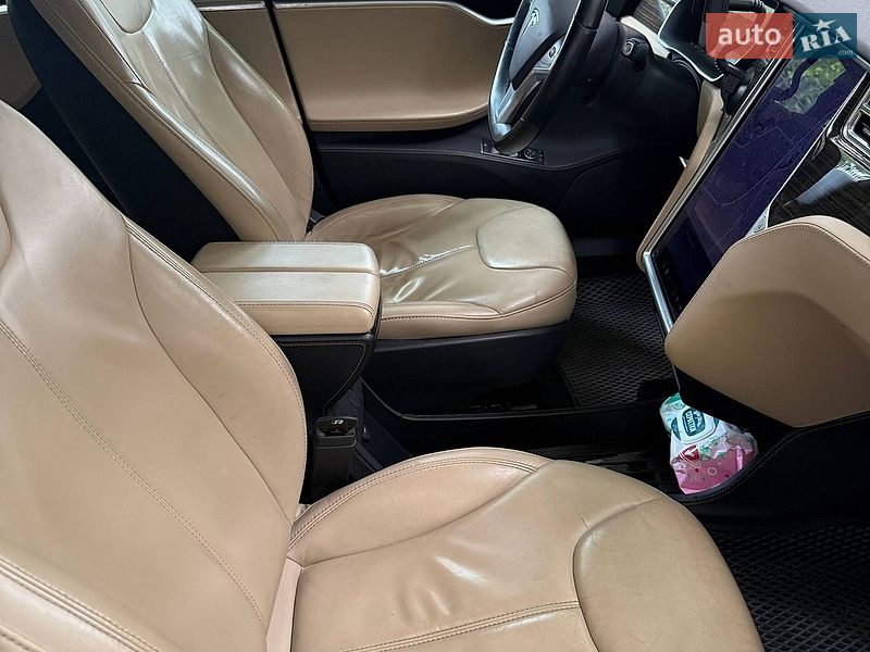 Ліфтбек Tesla Model S 2015 в Дніпрі