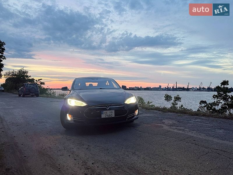 Ліфтбек Tesla Model S 2015 в Дніпрі