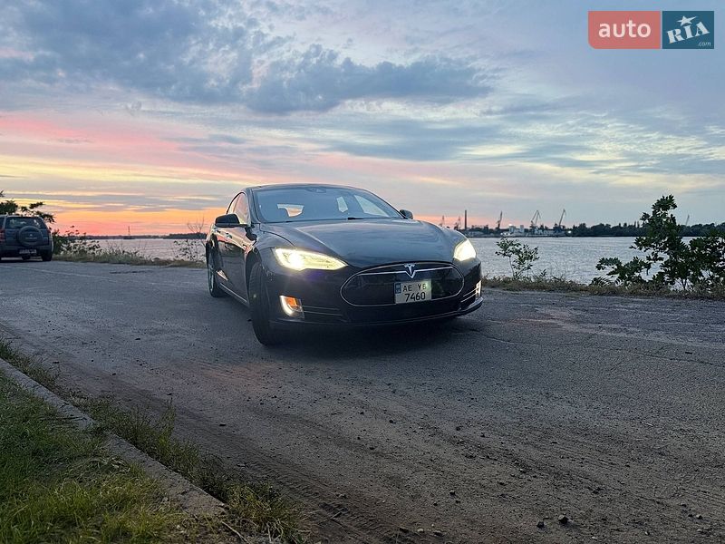 Лифтбек Tesla Model S 2015 в Днепре фото 12 Лифтбек Tesla Model S 2015 в Днепре